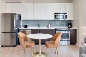 Blueground Ballbach and SOFA pool nr Plaza de Cesar Chavez SFO-2023