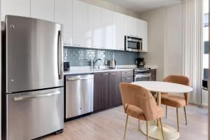 Blueground Ballbach and SOFA pool nr Plaza de Cesar Chavez SFO-2023