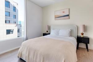 Blueground Ballbach and SOFA pool nr Plaza de Cesar Chavez SFO-2023