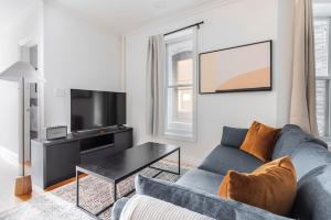 Blueground Chelsea washerdryer nr High Line NYC-2017