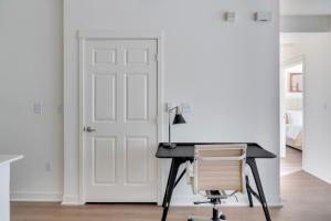 Blueground Northwest Bellevue balcony nr Bellevue Park SEA-921