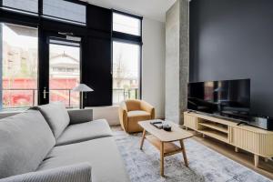 Blueground Adams rooftop nr Green Lake SEA-980