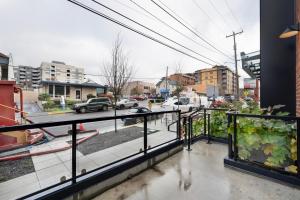 Blueground Adams rooftop nr Green Lake SEA-980