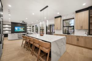 Luxury 5BR Modern Home Huge Open Layout