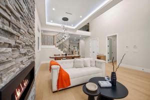 Luxury 5BR Modern Home Huge Open Layout