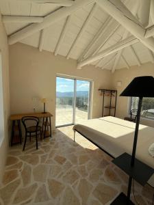 Privatised Pasparo Estate - 3 Apartments & Pool