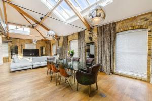 High-Ceiling Apartment in Iconic 1932 Art Deco Factory Conversion, London Bridge
