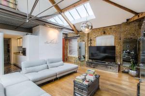 High-Ceiling Apartment in Iconic 1932 Art Deco Factory Conversion, London Bridge