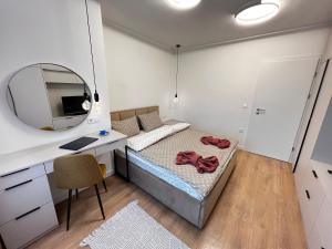 Barcelona 2BDR Cozy Apt w Working Space near Metro