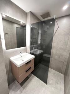 Barcelona 2BDR Cozy Apt w Working Space near Metro