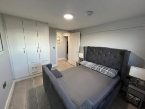 The Captains Wheel and Anchor