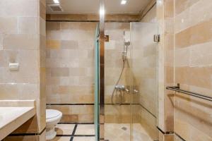 Large apartment at the foot of the beach