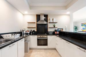 Large apartment at the foot of the beach