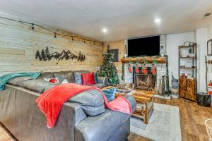 Hot Tub, 5 Mi to Winter Park! Woodsy Ruidoso Abode