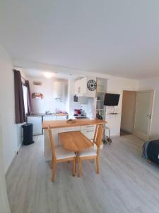 Appartement T2 4p idéalement placé Port, 150m plage du Nau, commerces