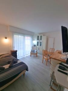Appartement T2 4p idéalement placé Port, 150m plage du Nau, commerces