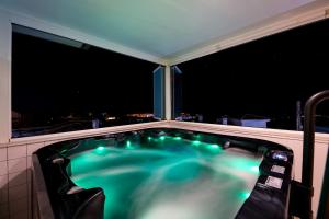 797 Holiday Rentals - Villa con piscina, jacuzzi y hermosas
