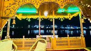 Houseboat teal