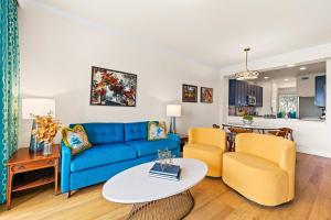 Catina - Freshly renovated stylish 2BR 2BA condo in Lely Resort with lake & golf course views private lanai and access to pool gym tennis and more! Prime location just minutes from Naples beaches and 5th Ave, perfect for a relaxing Florida getaway!