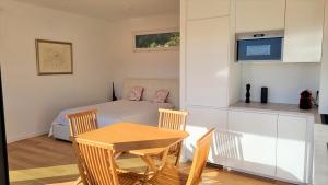 LA TERRASSE DES LAURIERS SUR LÎLE DU LEVANT