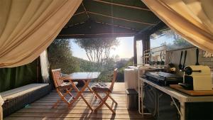 LA TERRASSE DES LAURIERS SUR LÎLE DU LEVANT