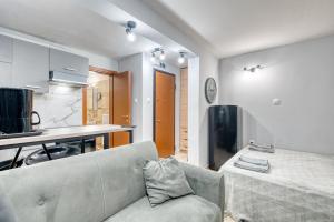 Quiet Lower-Level City Studio Thessaloniki by ΜΡS