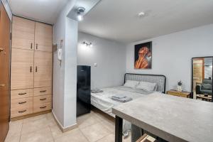 Quiet Lower-Level City Studio Thessaloniki by ΜΡS