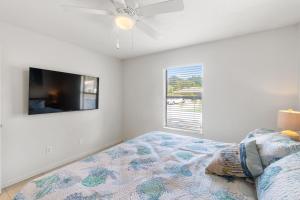 Centrally Located Gulf Breeze Stay, Dog-Friendly, King Bed, Desk, Near Beaches and Shopping