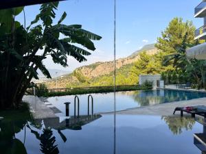 Stylish Lounge Apartment with Pool & Views