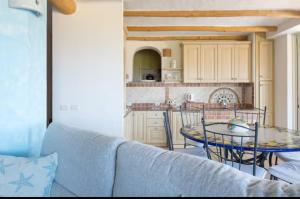 Orsa sul mare a Baja Sardinia