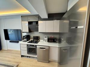 Stylish Lounge Apartment with Pool & Views