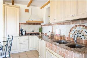 Orsa sul mare a Baja Sardinia