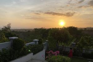 Villa - Sleeps 10 - Communal Pool - Parking