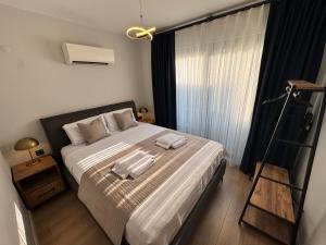 Stylish Lounge Apartment with Pool & Views