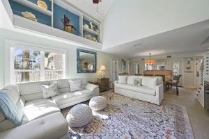 Palm Oasis - Pet Friendly Cottage Near the Water with Private Pool Area