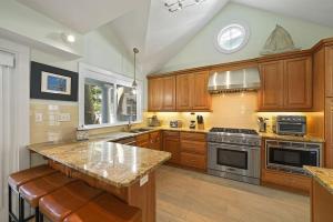 Palm Oasis - Pet Friendly Cottage Near the Water with Private Pool Area