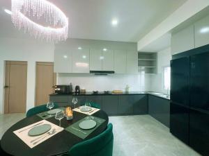 Emongkol pool villa - 4rooms with 4 bathrooms and private pool garden,380square meters large space,nearby Jomtien beach and night market