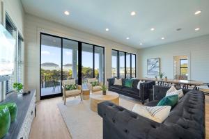 Scarletts Beach Heaven - Luxury Beach House with Rooftop Views and Pool