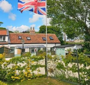 Driftwood Cosy quirky seaside hideaway