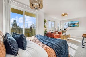 The Revive Loft with Balcony, Workspace and Bikes