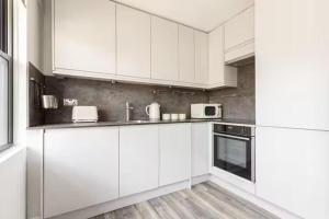 Family Business - Sleeps 4 - WiFi - Near Transport