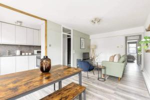 Family Business - Sleeps 4 - WiFi - Near Transport