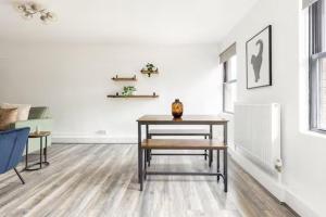 Family Business - Sleeps 4 - WiFi - Near Transport