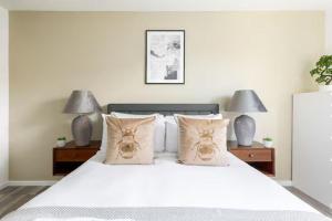 Family Business - Sleeps 4 - WiFi - Near Transport