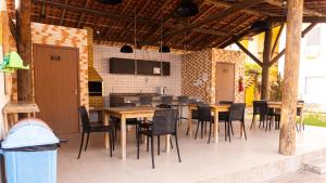 Apto com Wi Fi, Garagem e Piscina a 100m da Praia