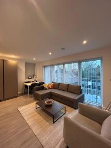 Luxury London 2 Bed Apartment with Private Balcony - Sleeps 6 - PARKING Available - 2 SMART TVS - NETFLIX & Ultra Fast WiFi - 20 min to City Centre - 30 mins from Luton Airport - Variety of Restaurants -Amenities Nearby