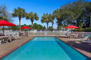 Sunset At Miramar - Beach Getaway Home Near the Water with Shared Pool