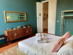 Luxury apartment with large terrace and jacuzzi next to famous historic walls of Lucca