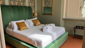 Luxury apartment with large terrace and jacuzzi next to famous historic walls of Lucca