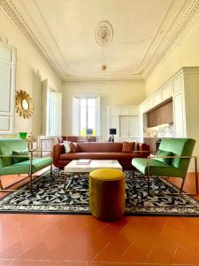 Luxury apartment with large terrace and jacuzzi next to famous historic walls of Lucca